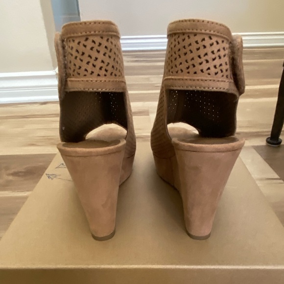 NWT Light Brown Wedge Sandals Suede - Size 8.5 - Picture 6 of 11